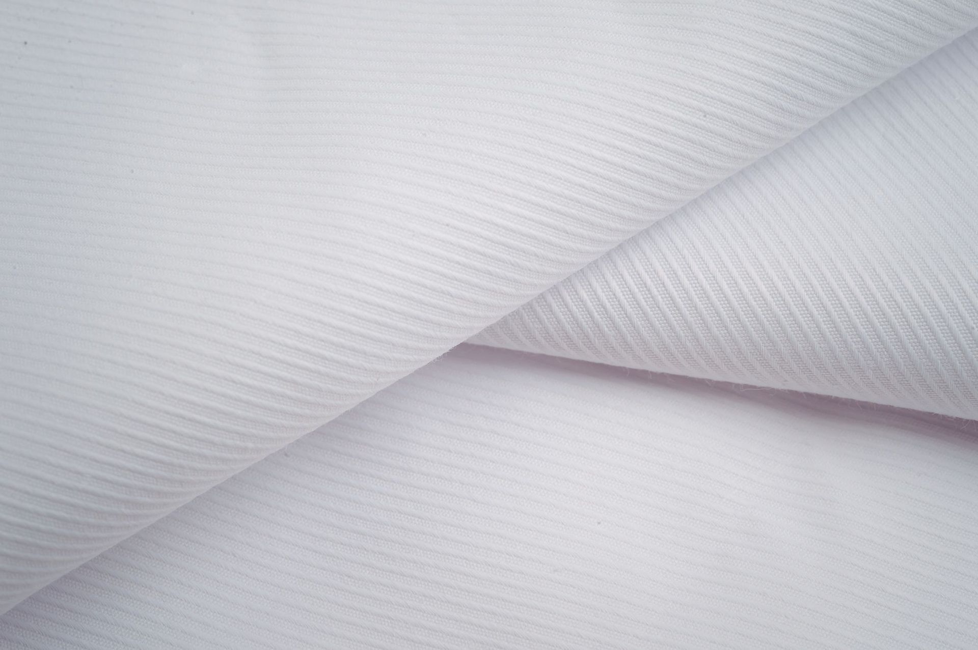 重型白棉质斜纹面料在时装行业中获得流行
